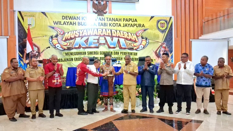 Abisai Rollo Buka Musda VI Dewan Kesenian, Benhur Tomi Mano Nyatakan Tidak Maju Lagi